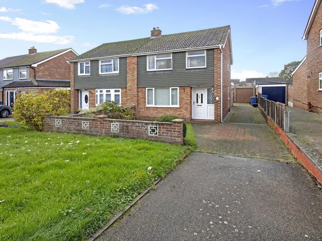 3 bed semidetached house for sale in Highbury Way, Great Cornard