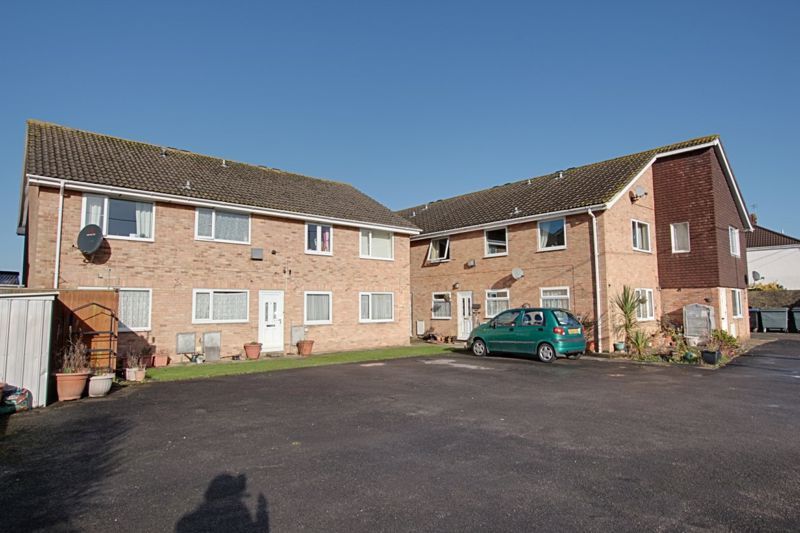 2 bed flat to rent in Pitman Court, Trowbridge BA14, £850 pcm Zoopla