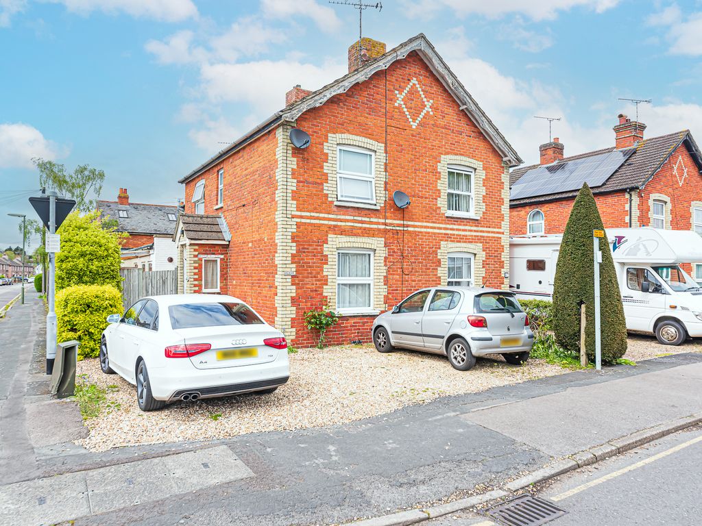 Studio to rent in Vale Road, Camberley GU15, £900 pcm Zoopla