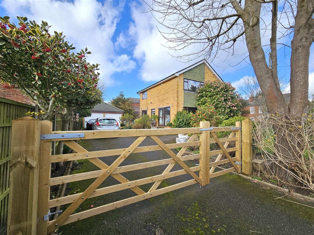 4 bed detached house for sale in Swanwick Lane, Lower Swanwick