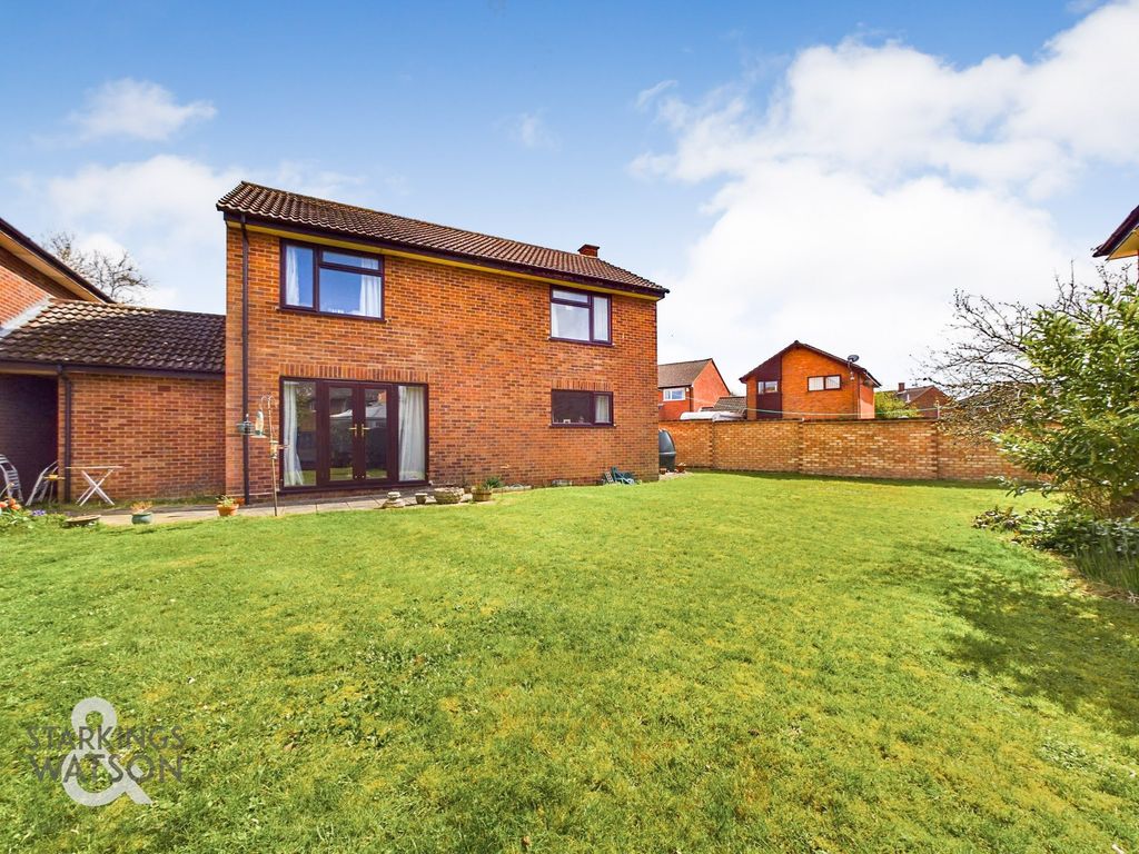 4 bed linkdetached house for sale in Matthews Close, Tasburgh, Norwich