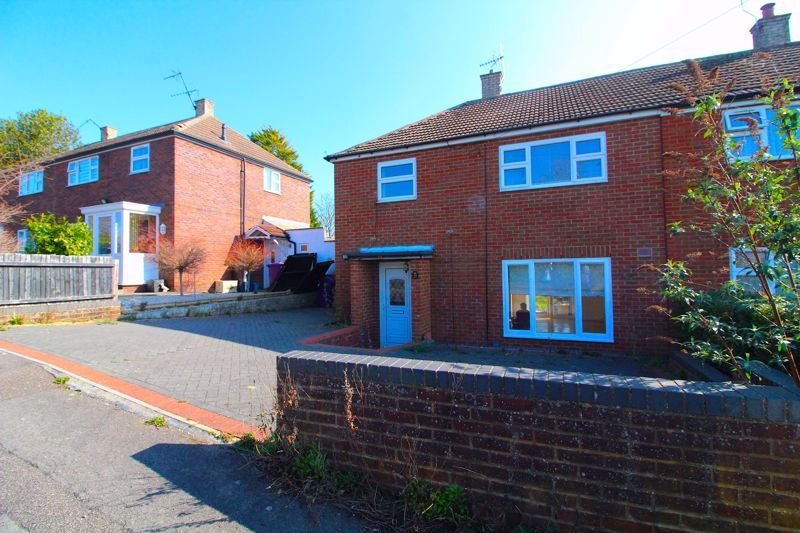3 bed semidetached house to rent in Fairfield Way, Hitchin SG4, £1,700