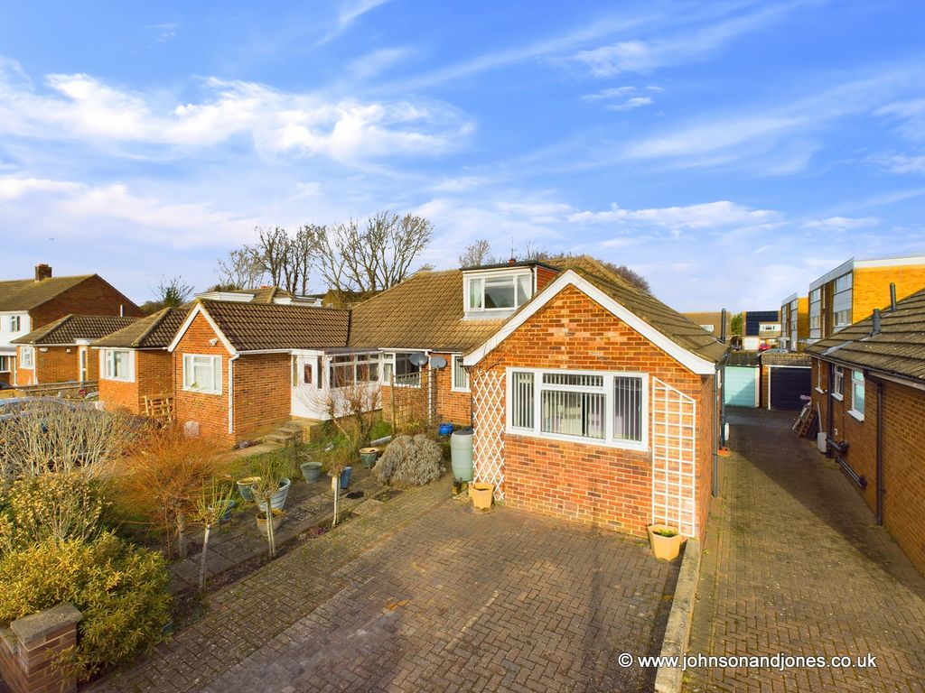 3 bed semidetached house for sale in Weymead Close, Chertsey KT16, £