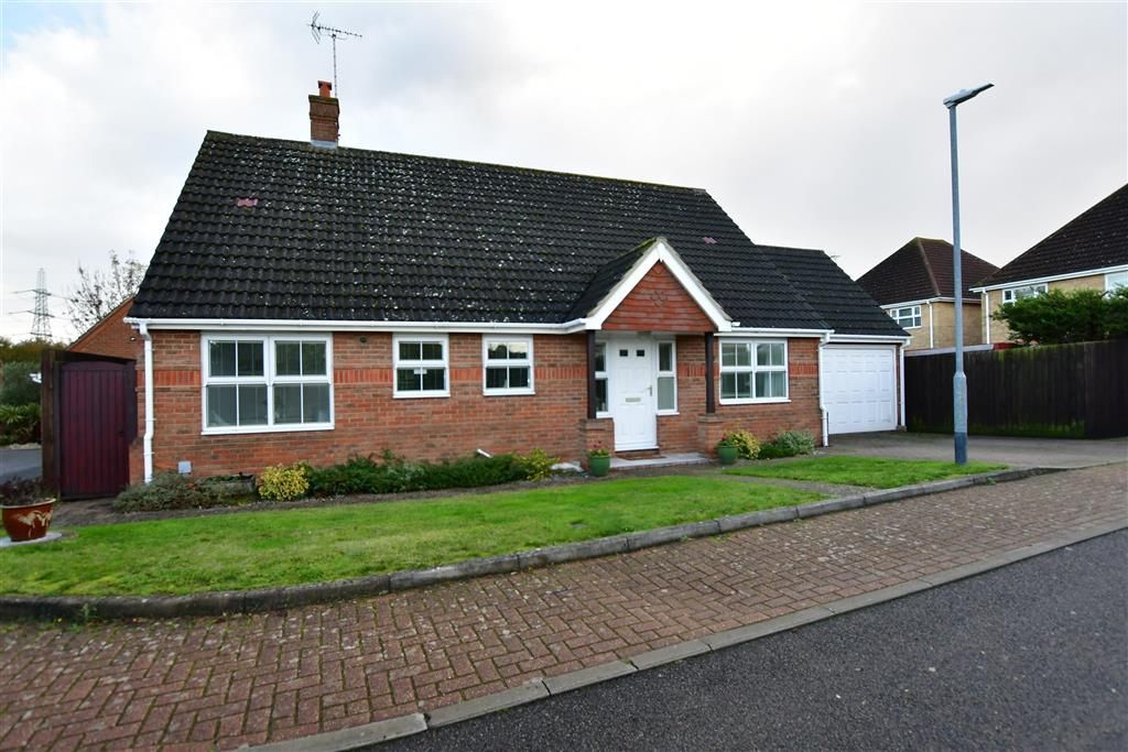 3 bed detached bungalow for sale in Bakers Farm Close, Wickford, Essex