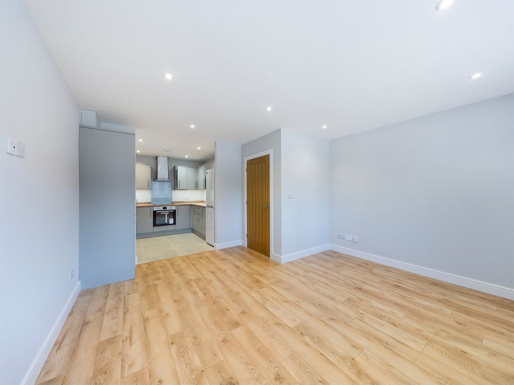 2 bed flat to rent in Simplemarsh Road, Addlestone KT15 Zoopla