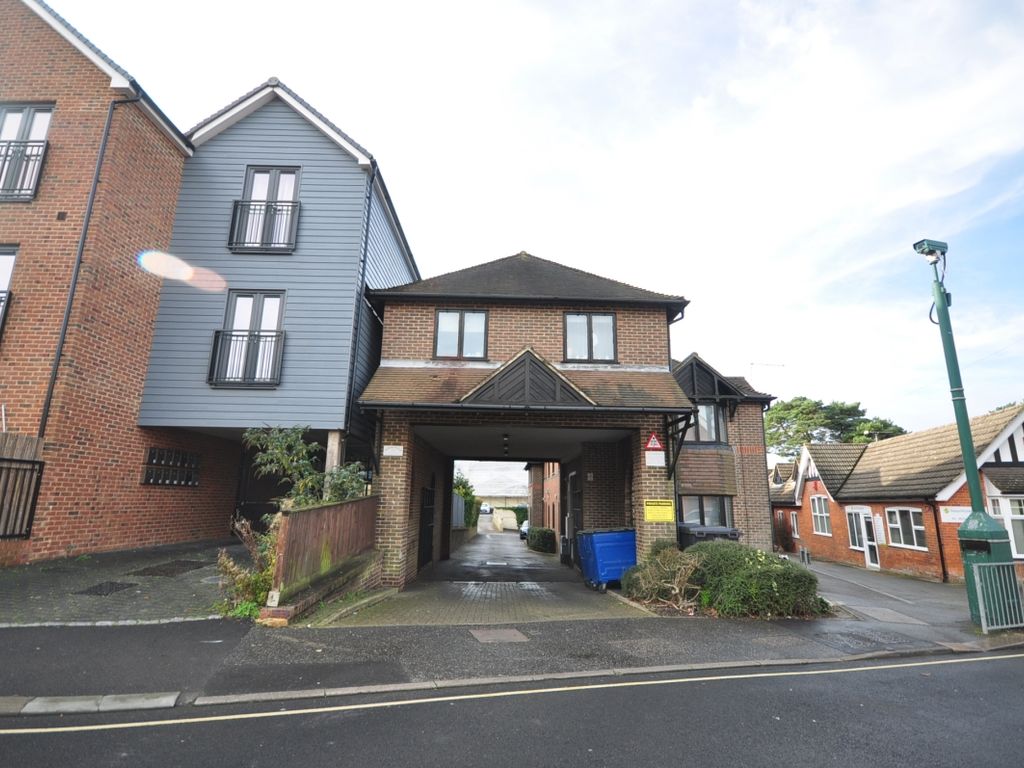 2 bed flat to rent in Cantelupe Mews, Cantelupe Road, East Grinstead