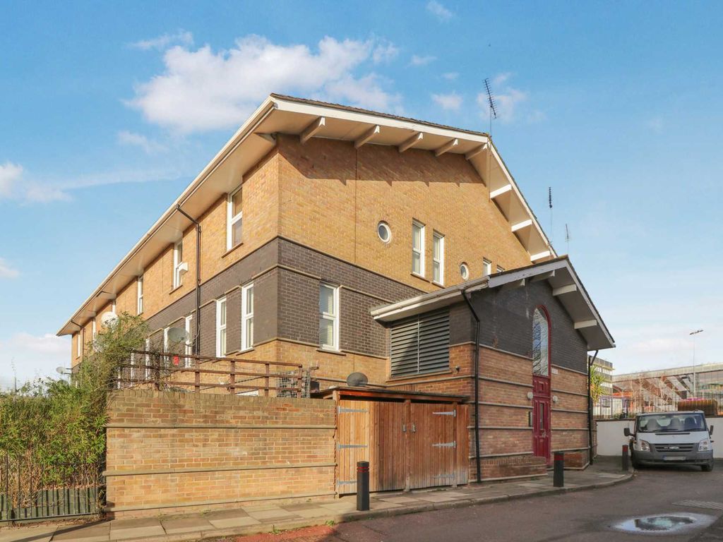 2 bed to rent in Leabank Square, Hackney Wick E9, £2,300 pcm