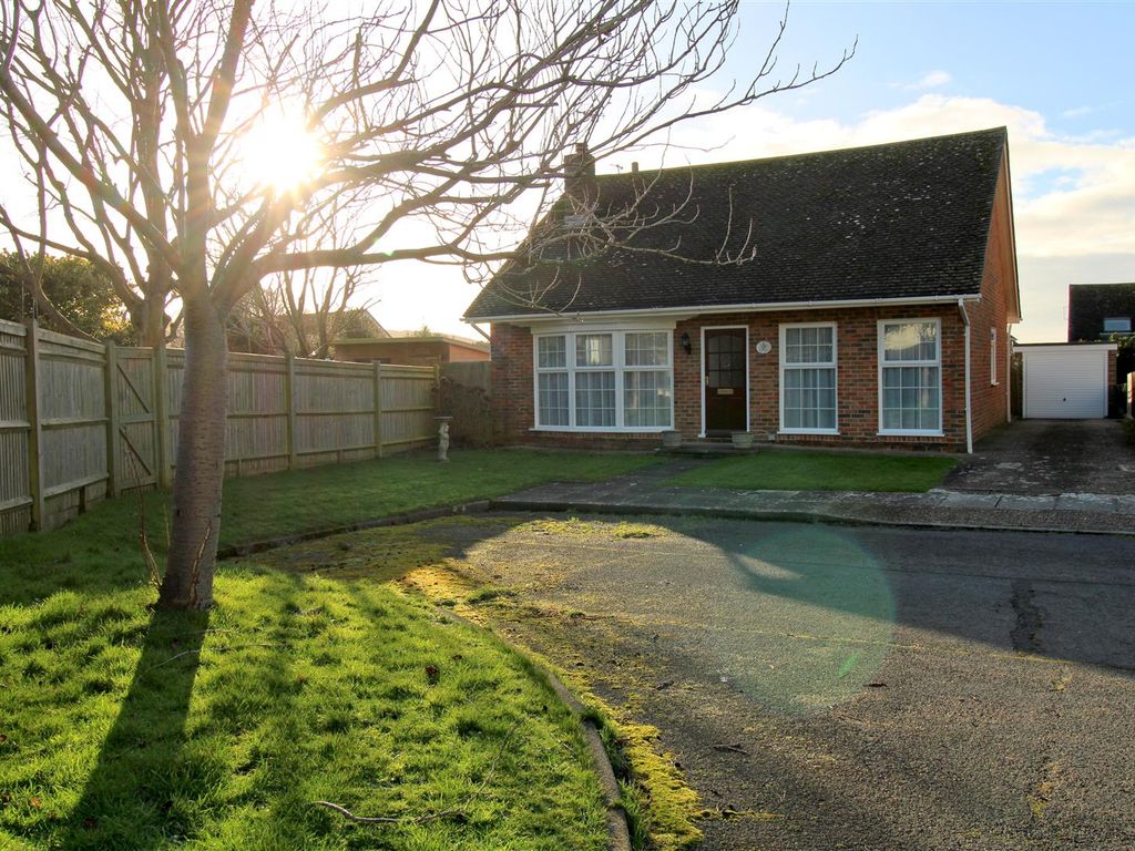 3 bed detached bungalow for sale in Steyning Close, Seaford BN25, £
