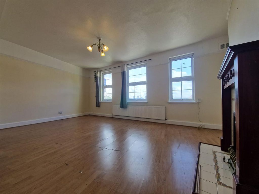 3 bed property to rent in Onslow Parade, Hampden Square, London N14, £