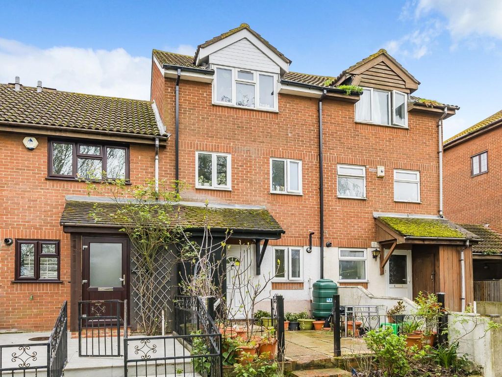 3 bed town house for sale in Gadwall Way, London SE28, £425,000 Zoopla