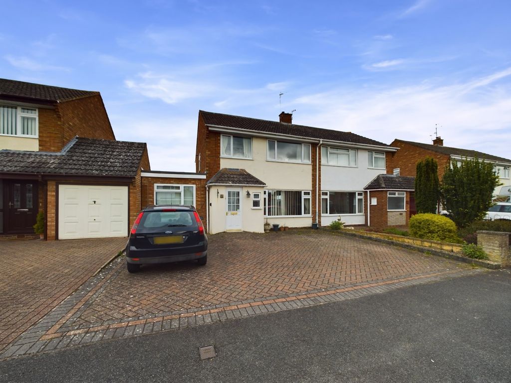 4 bed semidetached house for sale in Riverview Close, Worcester