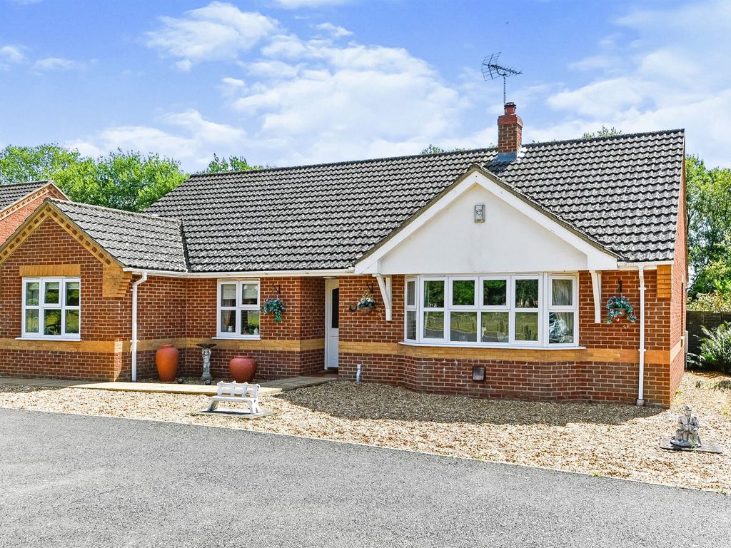 4 bed detached bungalow for sale in Greenwich Close, Denver, Downham