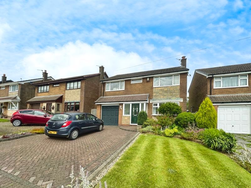 4 bed detached house for sale in Freckleton Drive, Bury BL8, £400,000