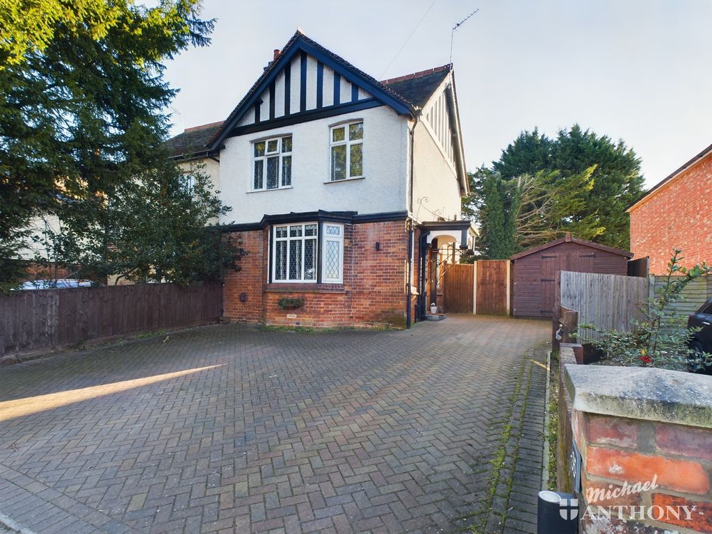 3 bed semidetached house for sale in Stoke Road, Aylesbury HP21, £