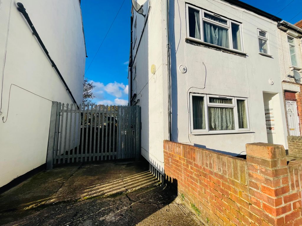 1 bed flat to rent in Clarendon Road, Luton LU2, £725 pcm Zoopla