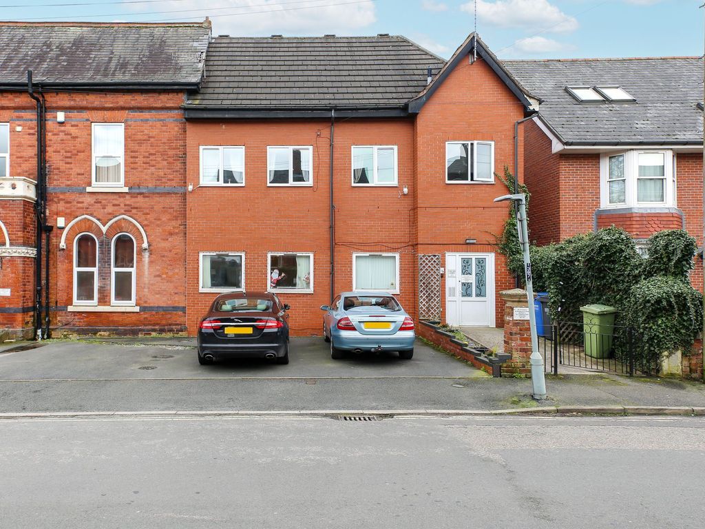 2 bed flat to rent in Gladstone Road, Chesterfield S40, £1,000 pcm Zoopla