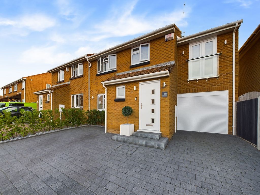 4 bed semidetached house for sale in Cranbrook Close, Palm Bay