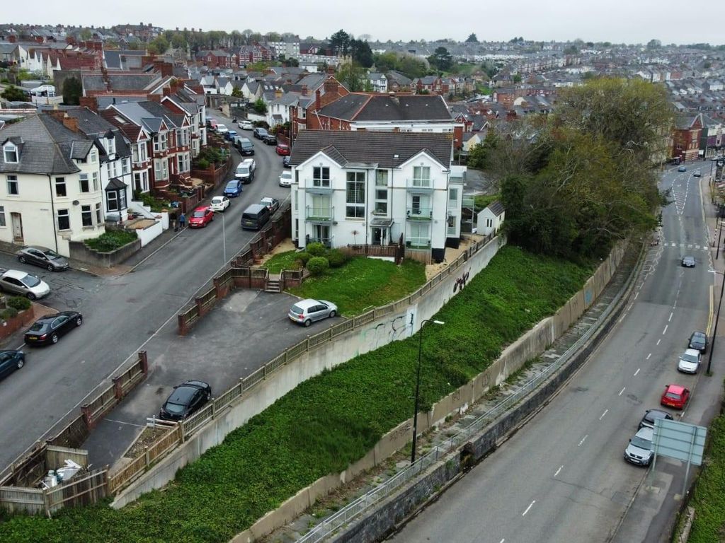 7 bed block of flats for sale in Harbour Road, Barry CF62, £750,000