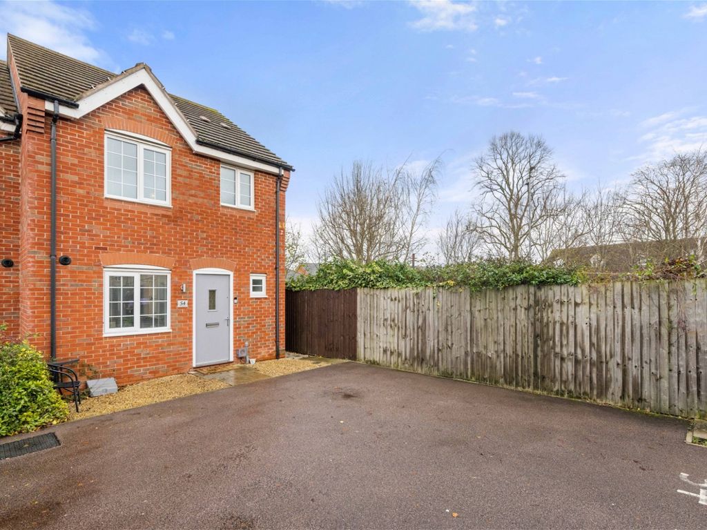 3 bed terraced house for sale in Hathersage Close, Grantham NG31, £