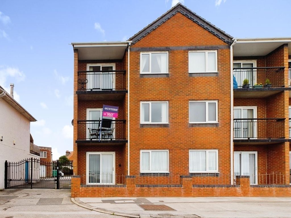 2 bed flat for sale in North Marine Drive, Bridlington YO15, £160,000