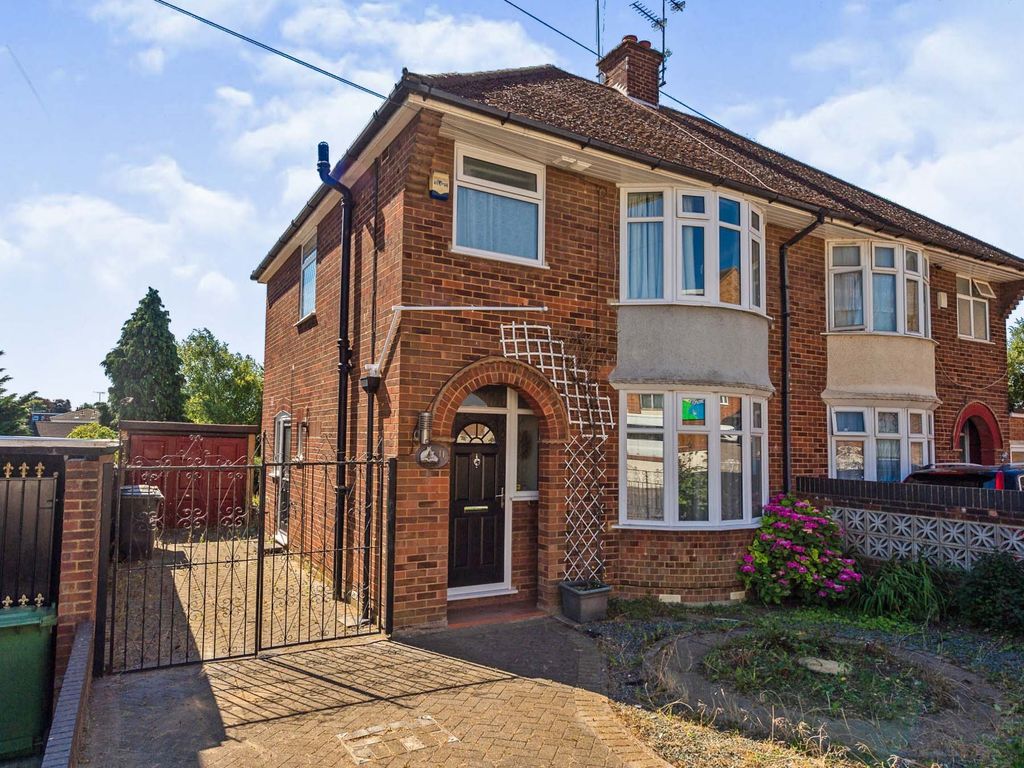 3 bed semidetached house for sale in Hewlett Road, Luton, Bedfordshire