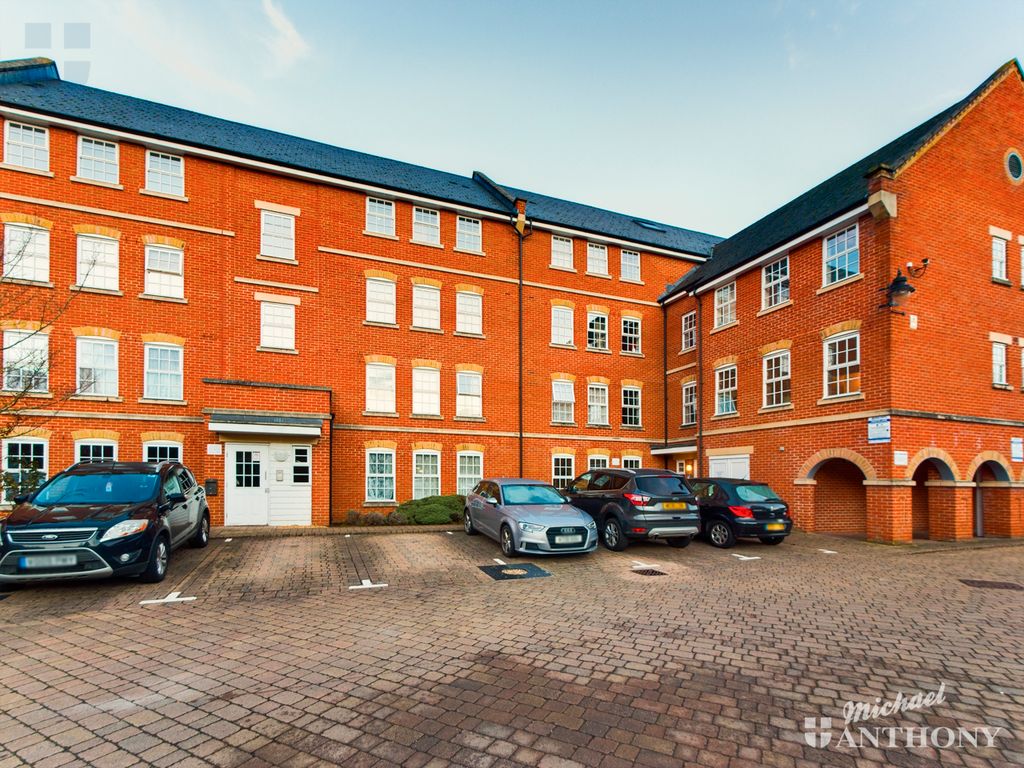2 bed flat to rent in Florey Gardens, Aylesbury HP20, £1,200 pcm Zoopla