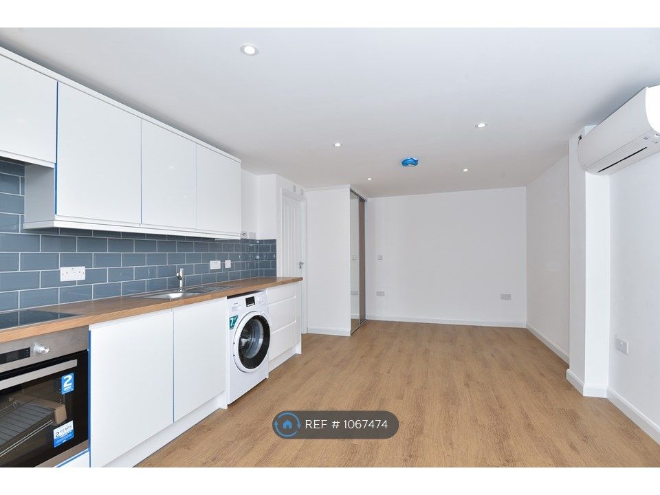 Studio to rent in High Street, Crowthorne RG45 Zoopla