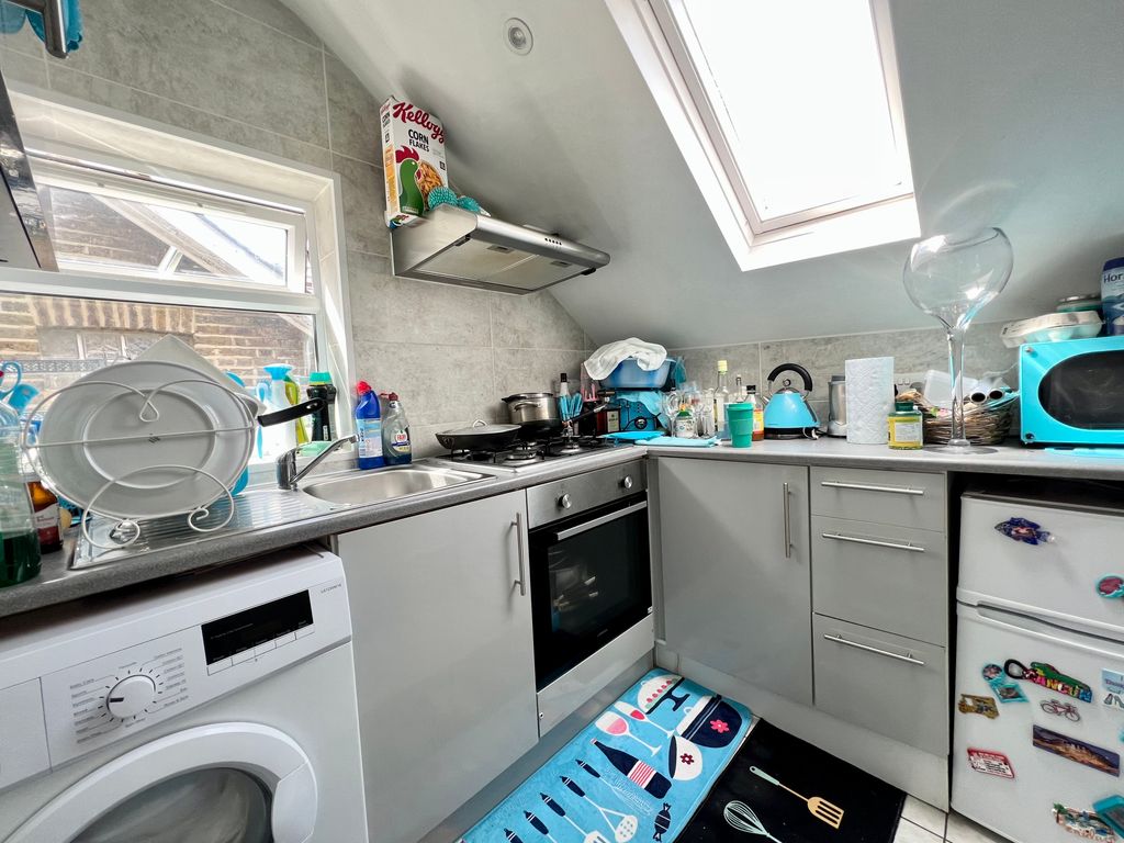 1 bed flat to rent in Clarendon Road, Wallington SM6, £1,000 pcm Zoopla