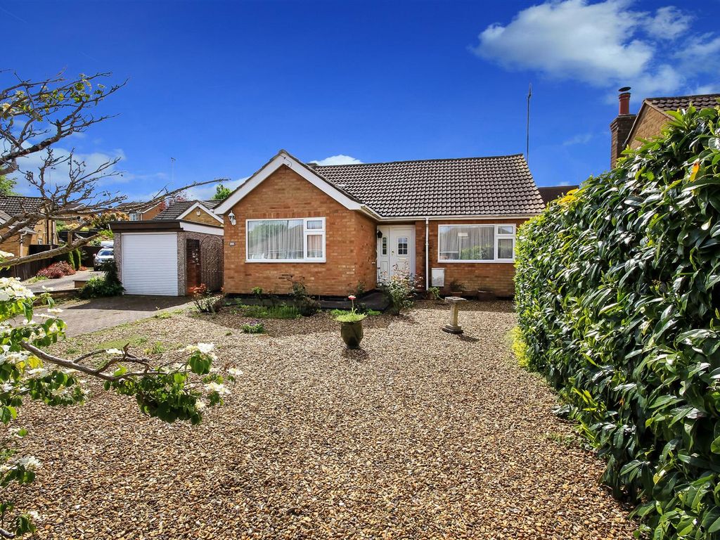 2 bed detached bungalow for sale in Mannings Rise, Rushden NN10, £