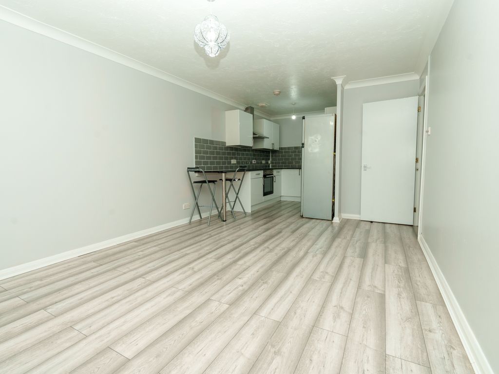2 bed flat to rent in Barons Court, Luton LU2, £1,350 pcm Zoopla