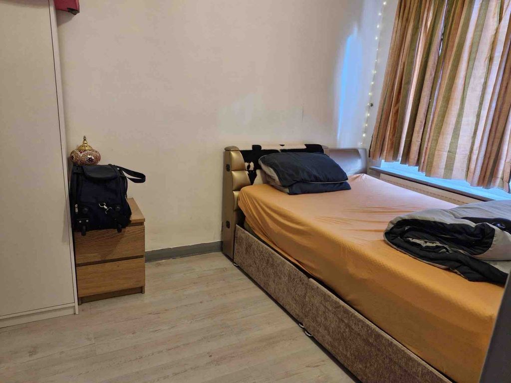 Room to rent in Woodville Gardens, Ruislip HA4, £71 pcm Zoopla