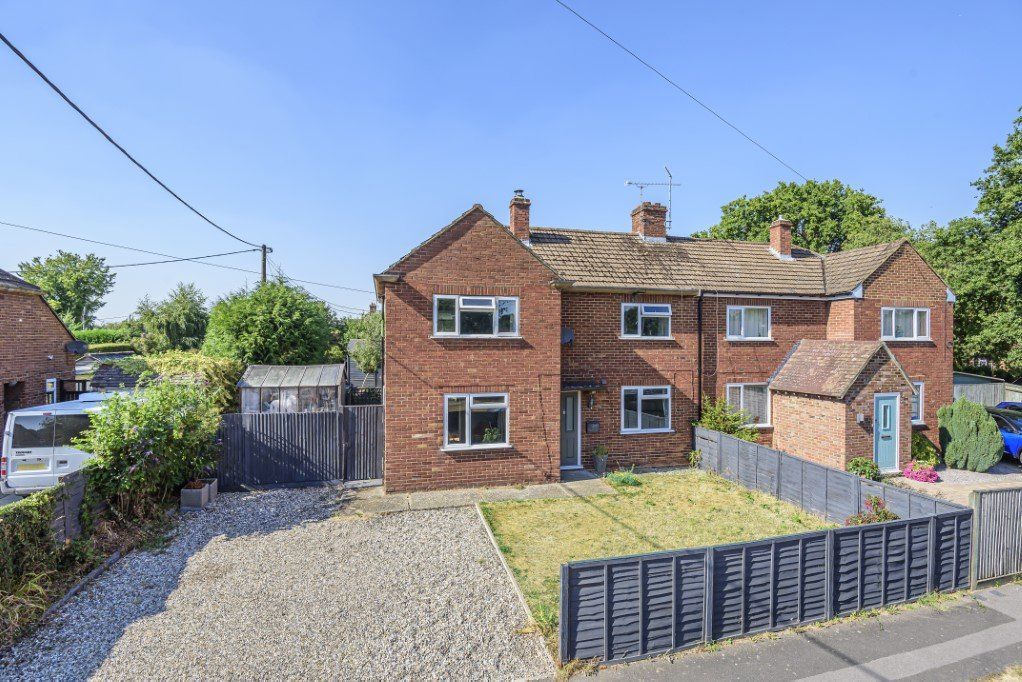 3 bed semidetached house for sale in Wakemans, Upper Basildon, Reading