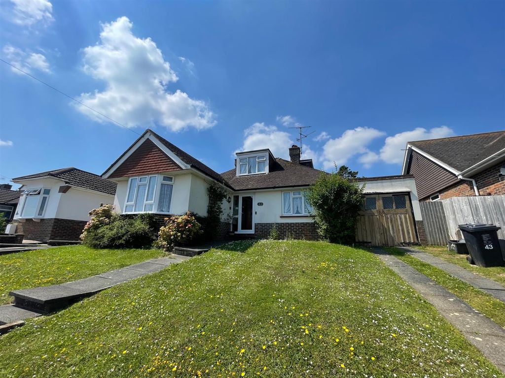 3 bed semidetached bungalow to rent in Millcroft, Brighton BN1, £1,850