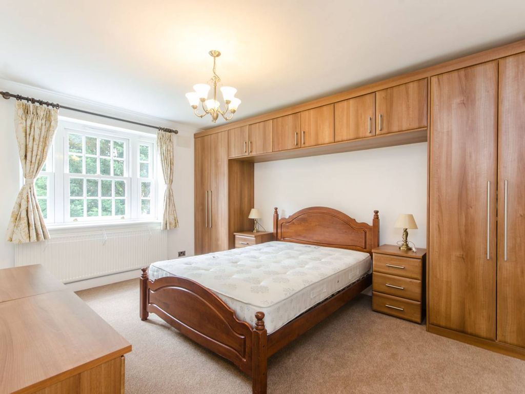 2 bed flat to rent in Wimbledon Park Side, Wimbledon Common, London