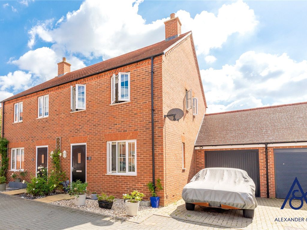 3 bed semidetached house for sale in Spindle Mews, Buckingham MK18