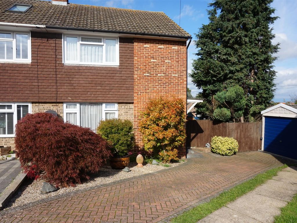 3 bed end terrace house for sale in Bransgore Close, Rainham