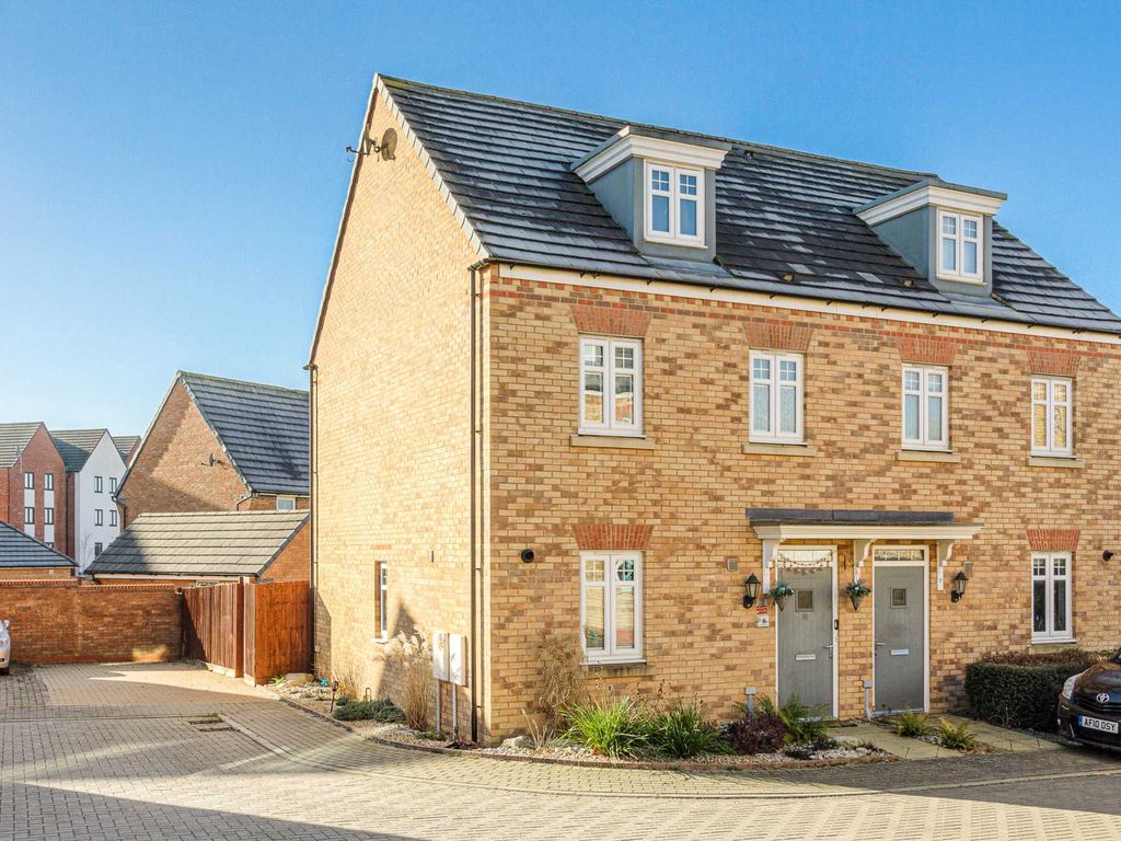 3 bed semidetached house for sale in Quintus Close, Fairfields MK11, £