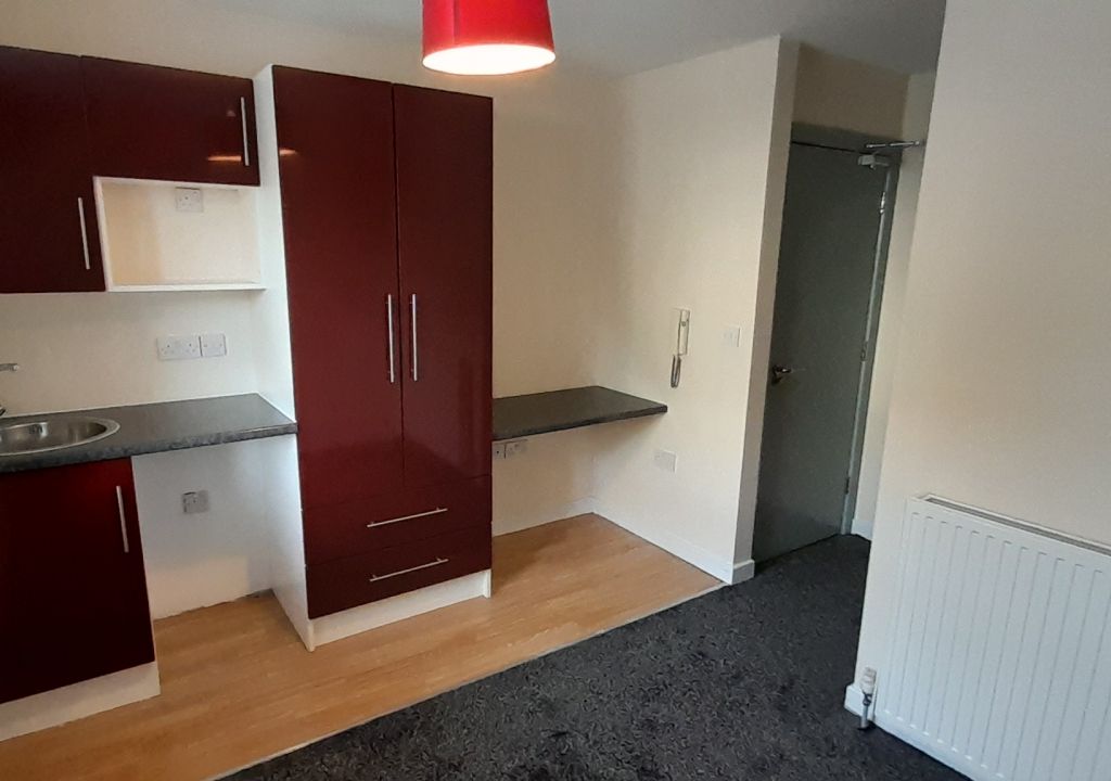 Studio to rent in Newsome Road, Newsome, Huddersfield HD4, £434 pcm