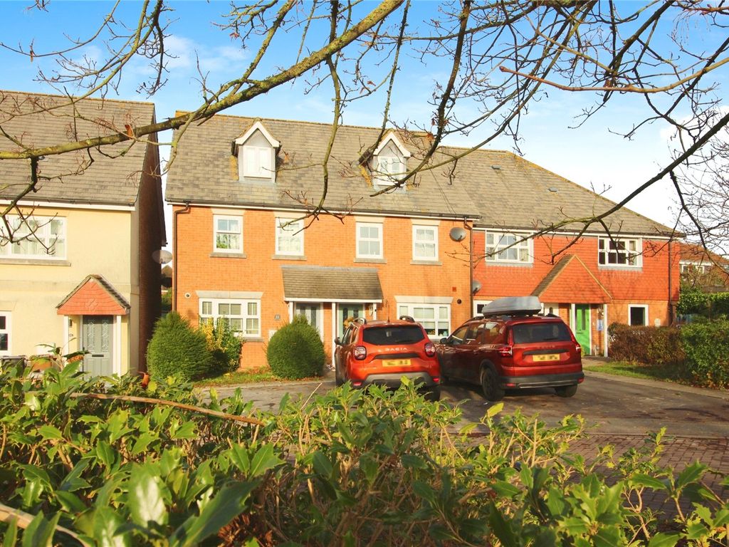 4 bed semidetached house to rent in Colvin Close, Andover, Hampshire