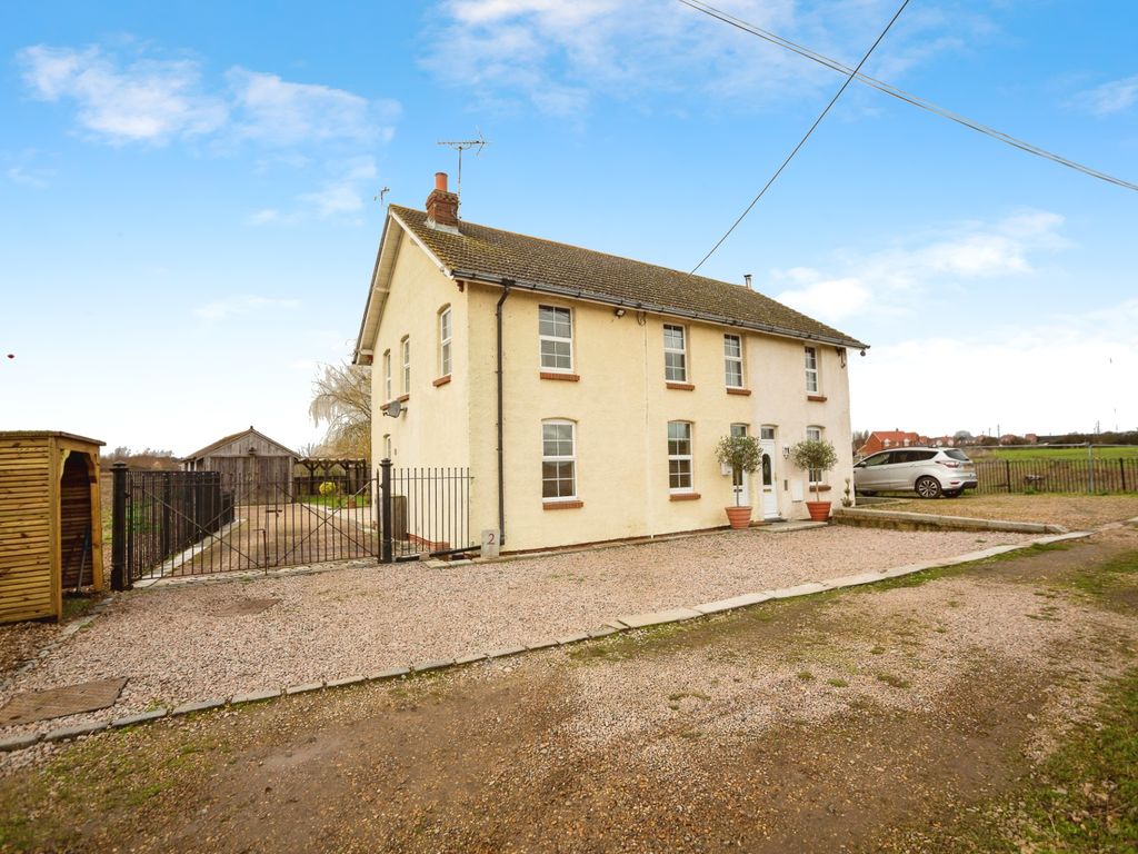 4 bed semidetached house for sale in Stoke Road, Rochester ME3, £