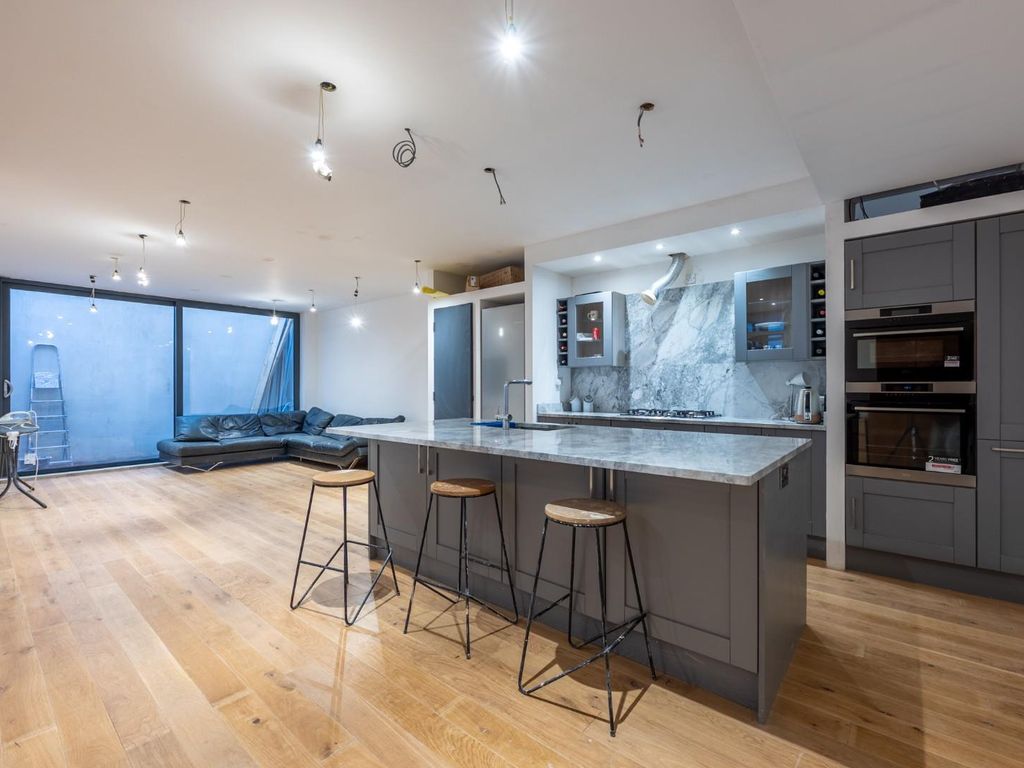 3 bed property to rent in Finsbury Park Road, London N4, £4,250 pcm