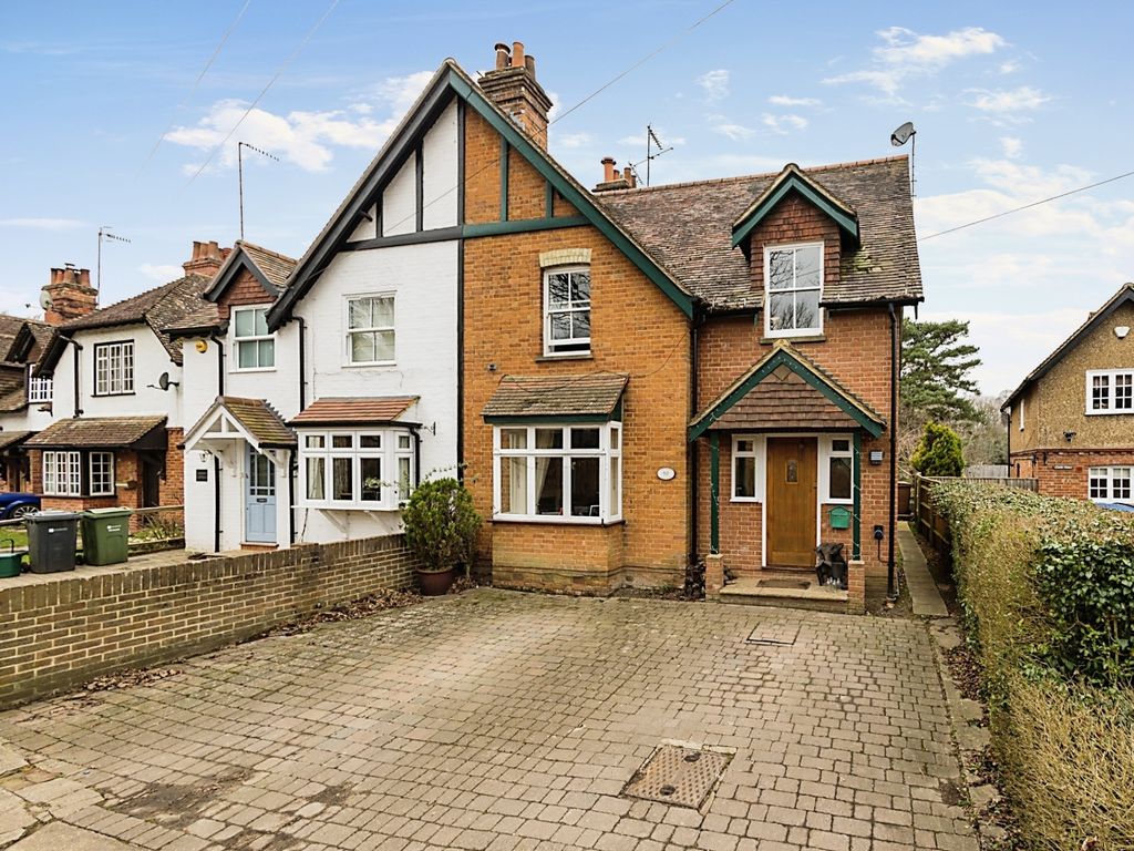 4 bed semidetached house for sale in Goose Green, Gomshall, Guildford