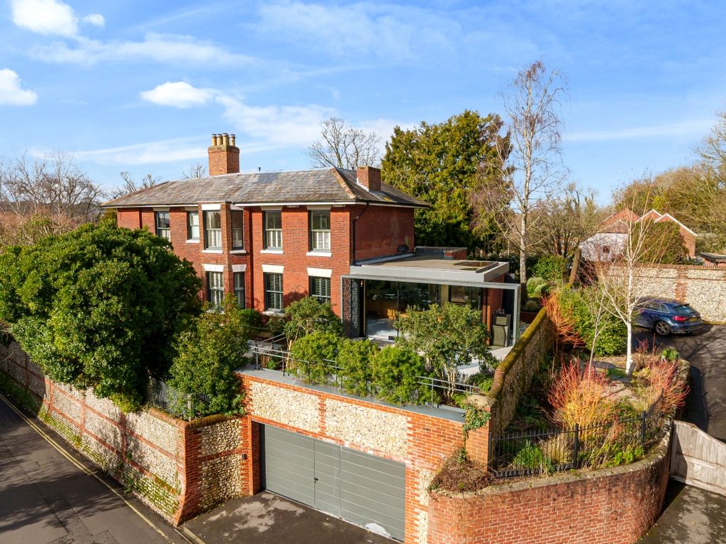 5 bed detached house to rent in Quarry Road, Winchester SO23, £10,000