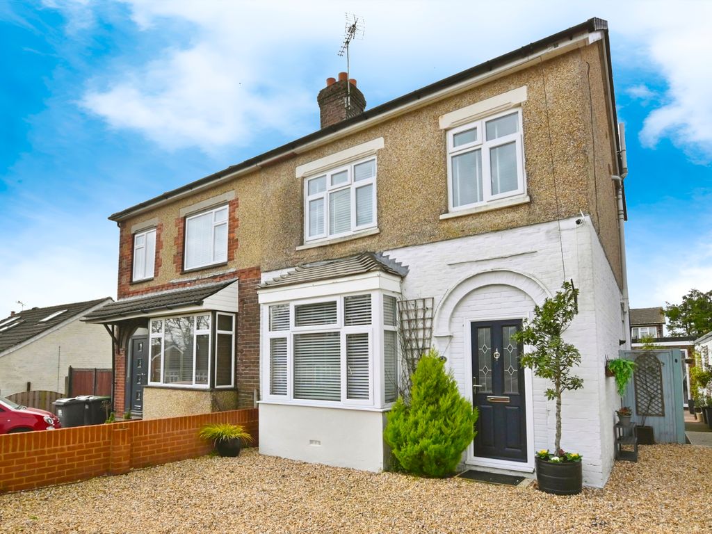 4 bed semidetached house for sale in Gladys Avenue, Waterlooville