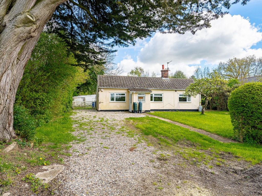 2 bed detached bungalow for sale in Browns End Road, Broxted, Dunmow