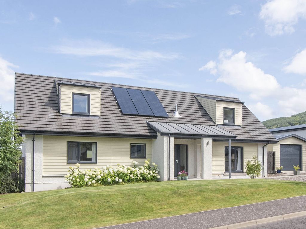 4 bed detached house for sale in Cluny Crescent, Aberfeldy PH15, £