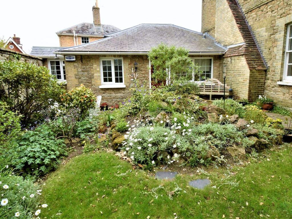 2 bed flat for sale in Holly Bush Lane, Sevenoaks TN13, £695,000 Zoopla