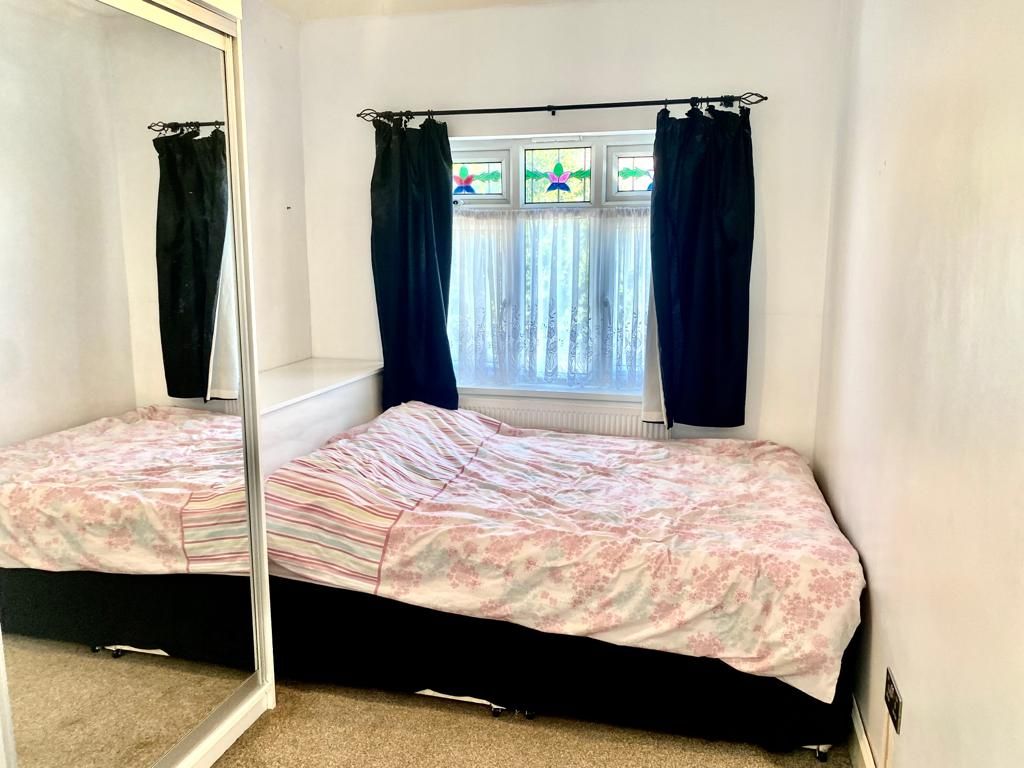 Studio to rent in Hatley Avenue, Ilford IG6, £1,000 pcm Zoopla