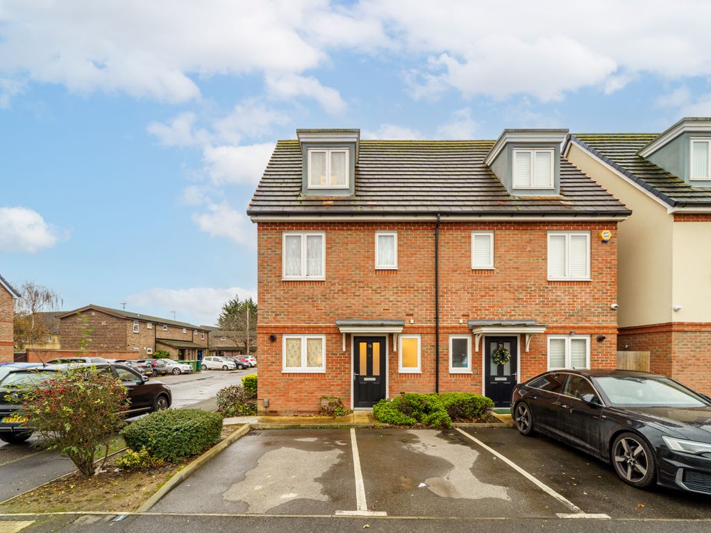 3 bed semidetached house for sale in Holywell Way, Stanwell TW19, £