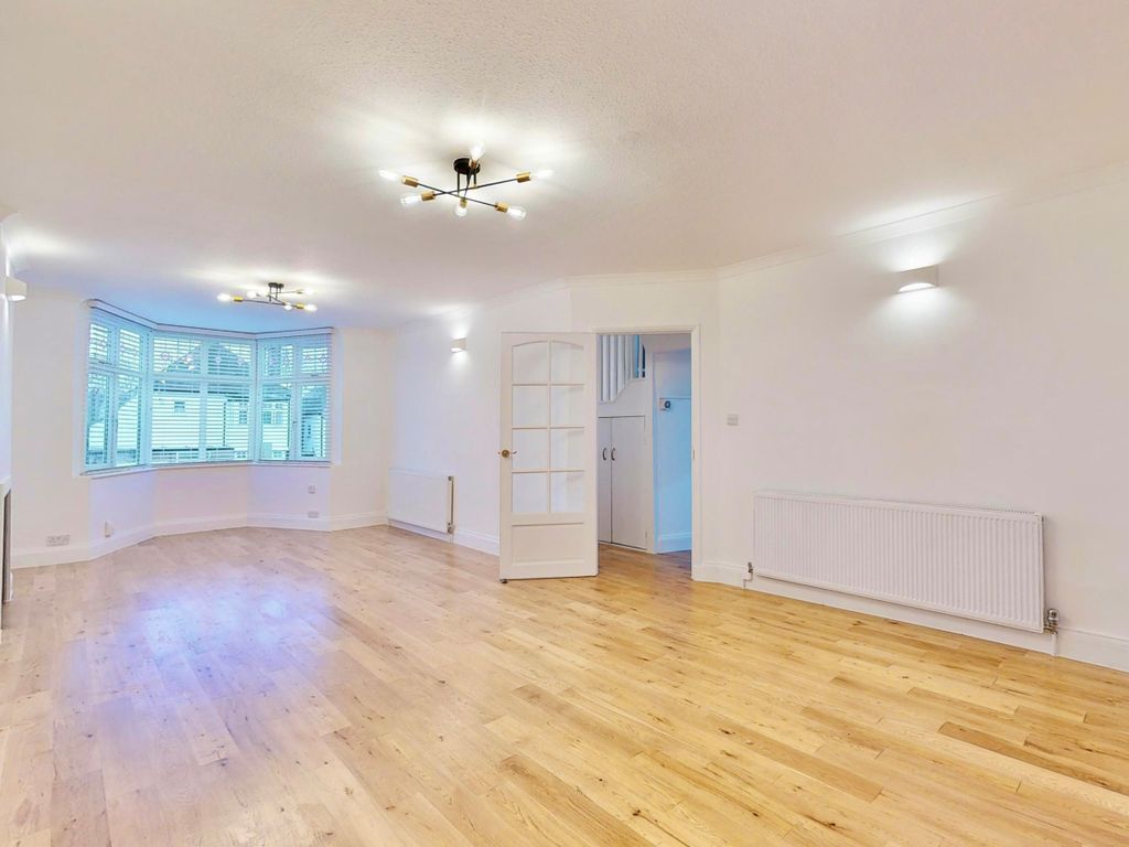 3 bed detached house to rent in Wentworth Road, London NW11, £3,800 pcm